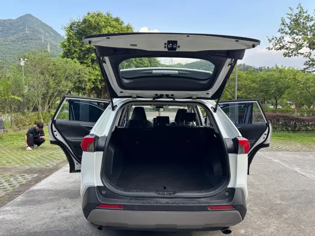 Toyota RAV4 — Фото автомобиля 6