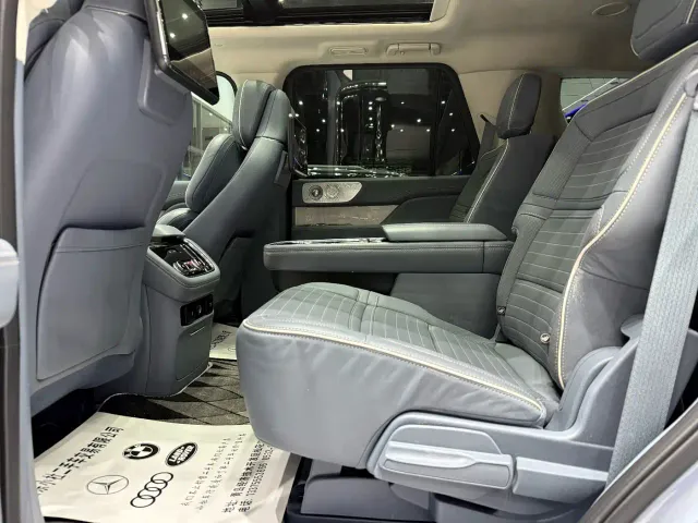 Lincoln Navigator — Фото автомобиля 19