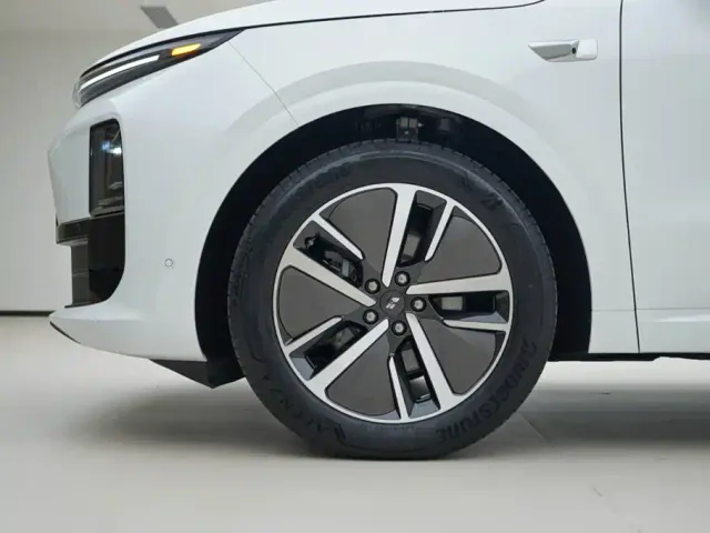 Li Auto Li Auto L6 2024 Pro — Фото автомобиля 14