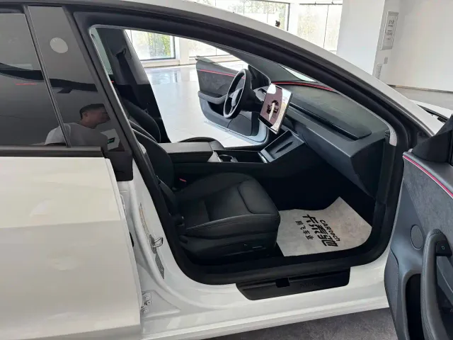 Tesla Model 3 — Фото автомобиля 6