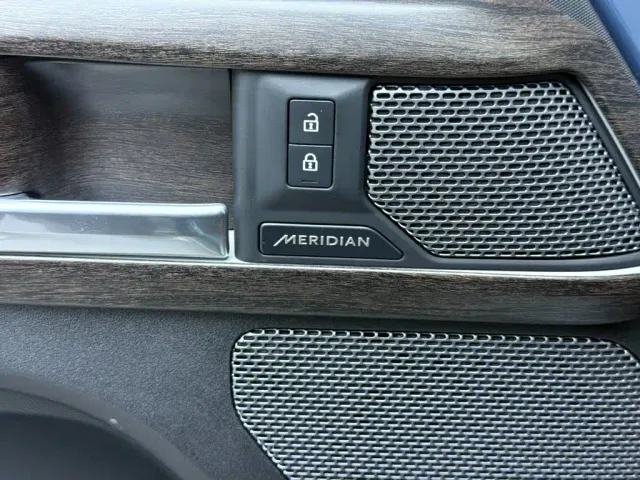 Land Rover Defender — Фото автомобиля 16