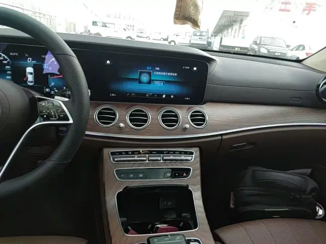 Mercedes-Benz E-Class — Фото автомобиля 12