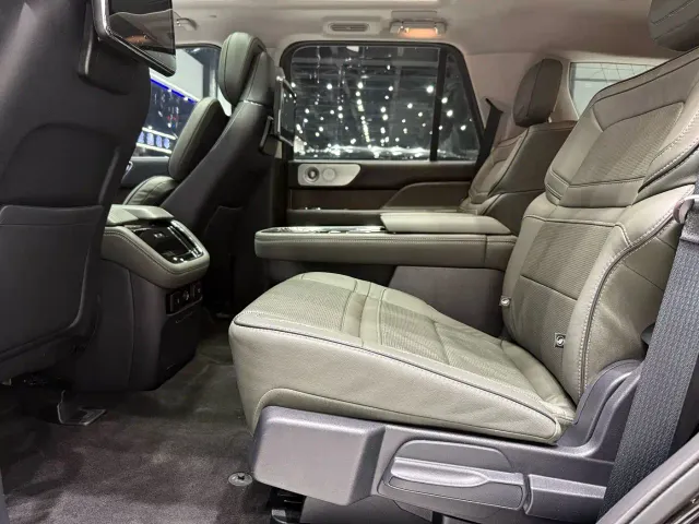 Lincoln Navigator — Фото автомобиля 16