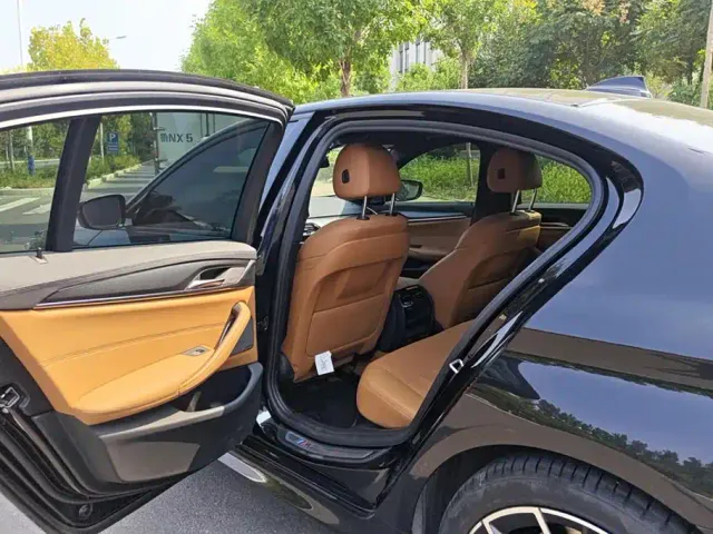 BMW 5 Series — Фото автомобиля 11