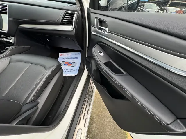 Roewe RX8 — Фото автомобиля 13