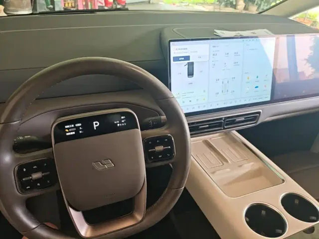 Li Auto MEGA — Фото автомобиля 9