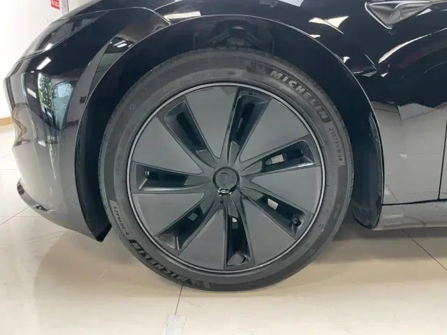 Tesla Model 3 — Фото автомобиля 23