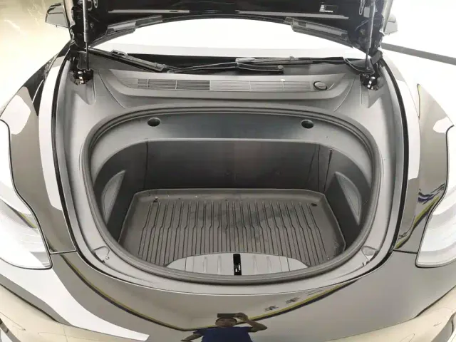 Tesla Model 3 — Фото автомобиля 10