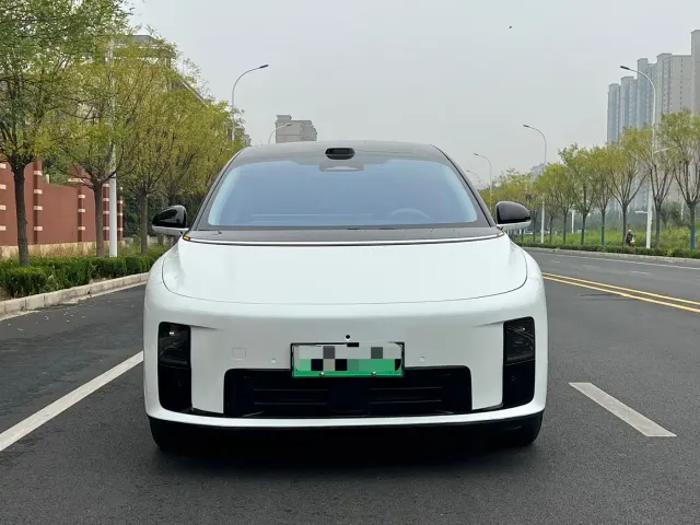 Li Auto i8 — Фото автомобиля 3