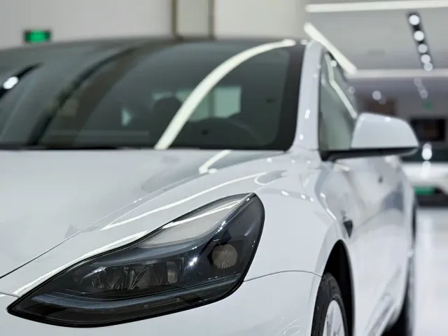 Tesla Model 3 — Фото автомобиля 9