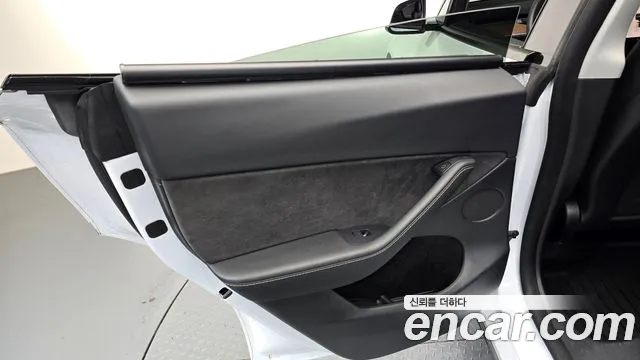 Tesla Model Y — Фото автомобиля 14