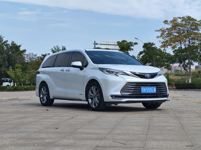 Toyota Sienna — Фото автомобиля 3