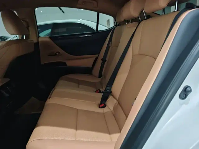 Lexus ES — Фото автомобиля 16