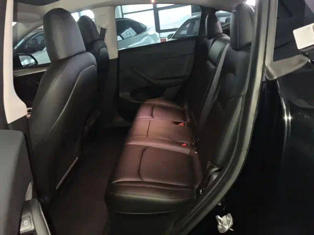 Tesla Model Y — Фото автомобиля 16
