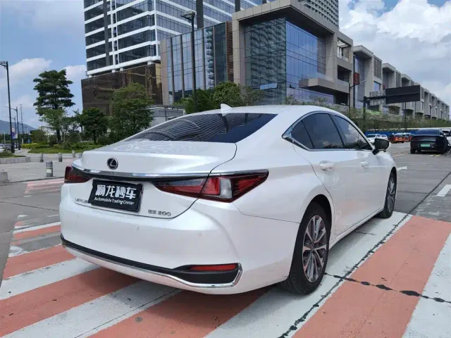Lexus ES — Фото автомобиля 10