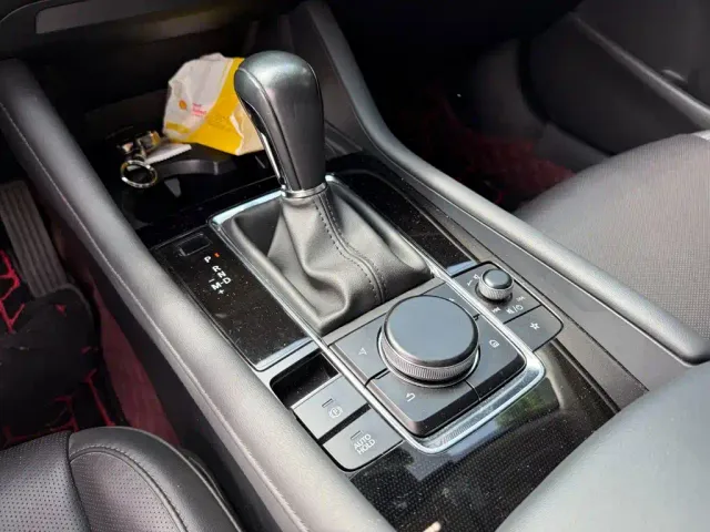 Mazda Axela — Фото автомобиля 9