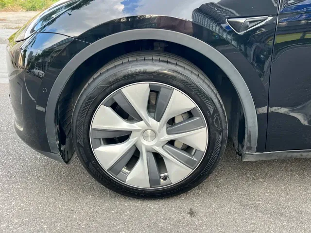 Tesla Model Y — Фото автомобиля 17