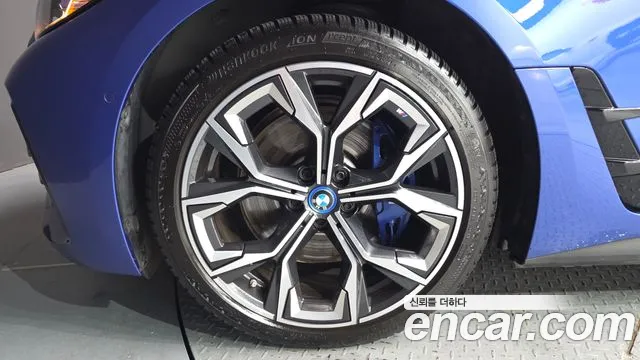 BMW i4 — Фото автомобиля 4