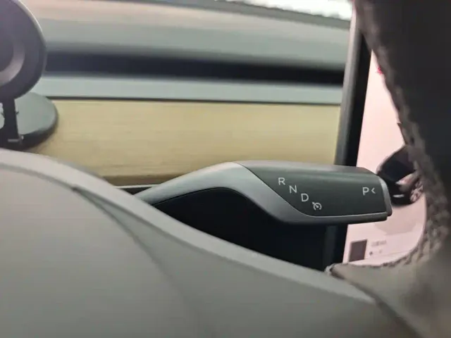 Tesla Model Y — Фото автомобиля 9