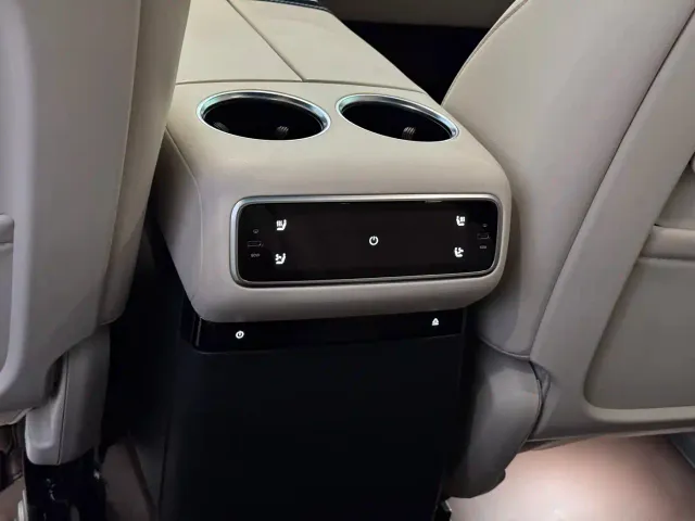 Li Auto L8 — Фото автомобиля 11