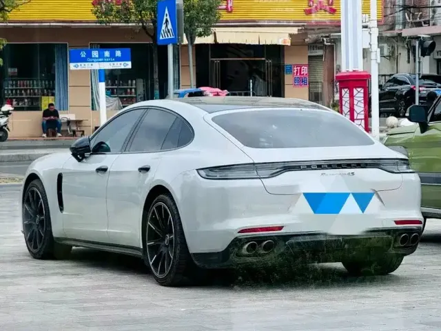 Porsche Panamera — Фото автомобиля 3