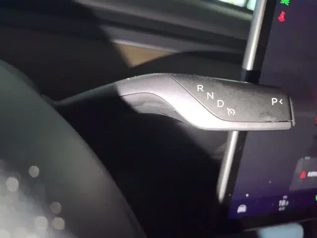 Tesla Model Y — Фото автомобиля 10