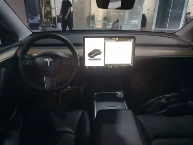Tesla Model Y — Фото автомобиля 5