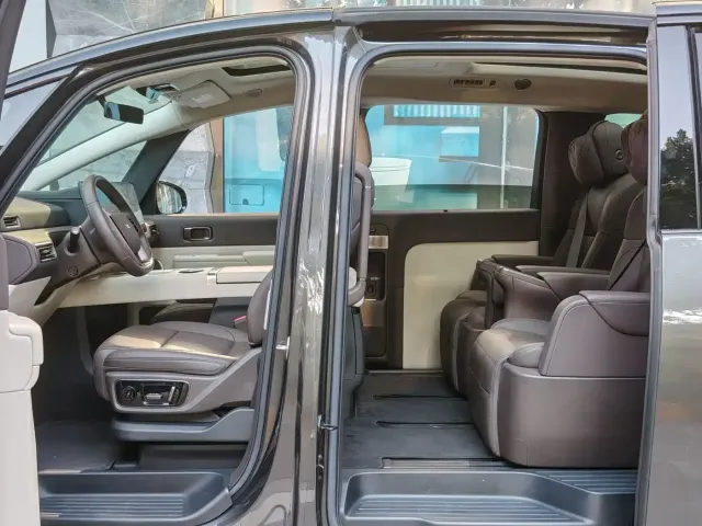 Li Auto MEGA — Фото автомобиля 13