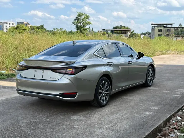 Lexus ES — Фото автомобиля 14