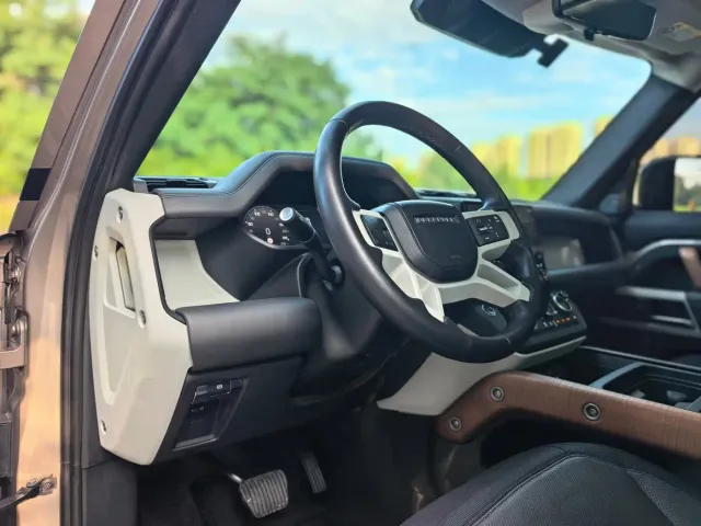 Land Rover Defender — Фото автомобиля 14