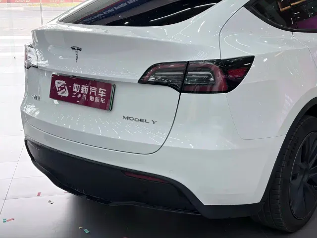 Tesla Model Y — Фото автомобиля 7