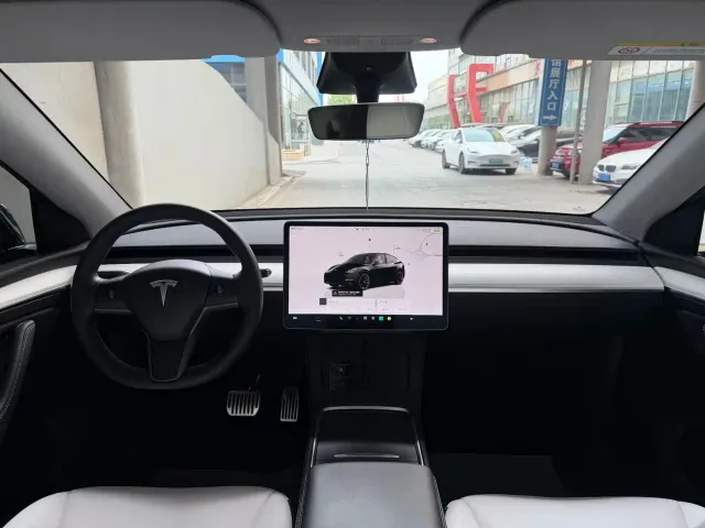 Tesla Model Y — Фото автомобиля 11