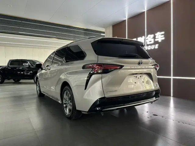 Toyota Sienna — Фото автомобиля 7