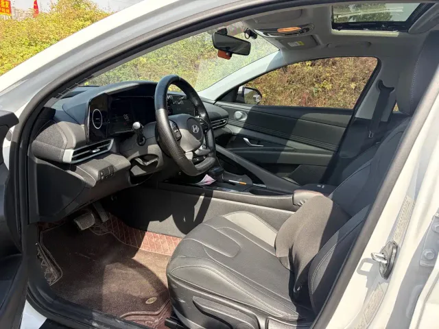 Hyundai Elantra — Фото автомобиля 3