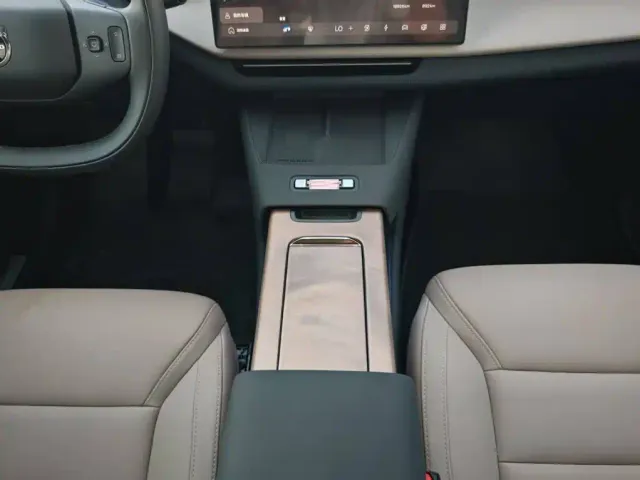 Volvo XC70 Plug-in Hybrid — Фото автомобиля 17