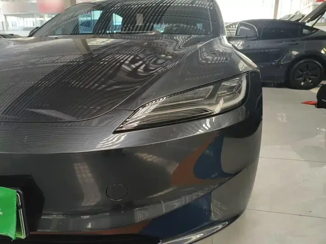 Tesla Model 3 — Фото автомобиля 23