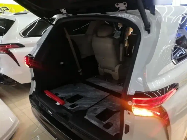 Toyota Sienna — Фото автомобиля 18