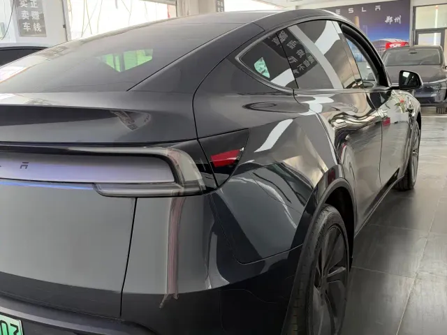 Tesla Model Y — Фото автомобиля 8