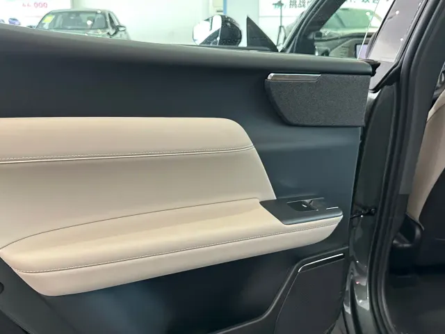 Volvo XC70 Plug-in Hybrid — Фото автомобиля 12