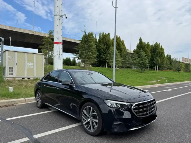 Mercedes-Benz E-Class — Фото автомобиля 3