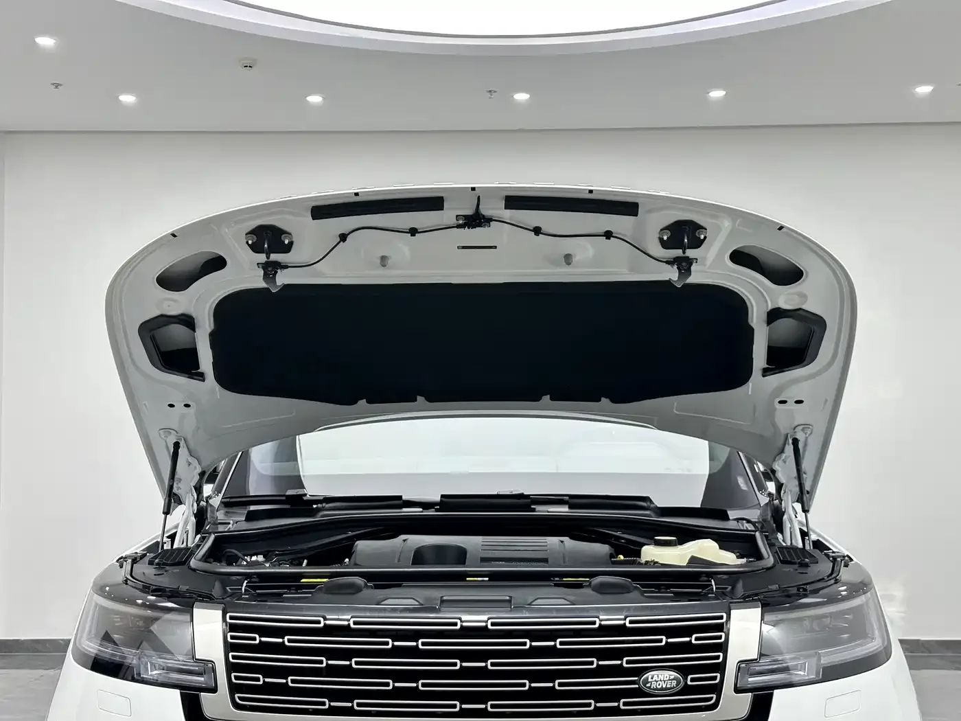 Land Rover Range Rover 2025 3.0 L6 400PS Flourishing Era Extended Wheelbase — Фото автомобиля 22