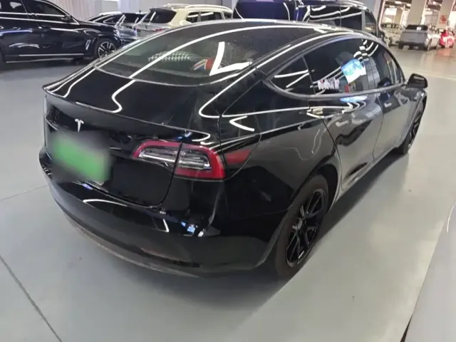 Tesla Model 3 — Фото автомобиля 6