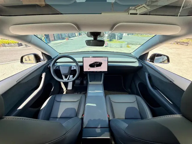 Tesla Model Y — Фото автомобиля 14