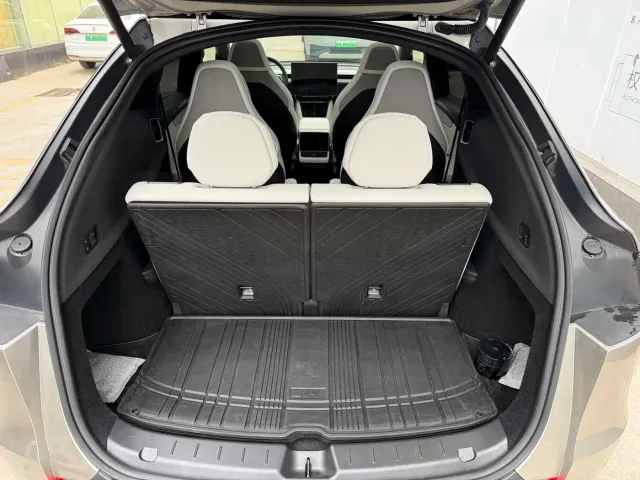 Tesla Model Y L — Фото автомобиля 8
