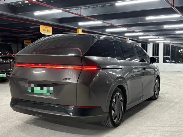 Xpeng X9 — Фото автомобиля 5