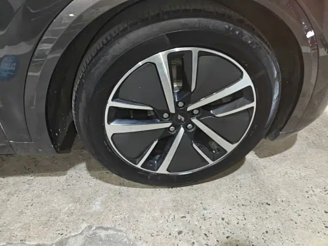 Li Auto L8 — Фото автомобиля 11
