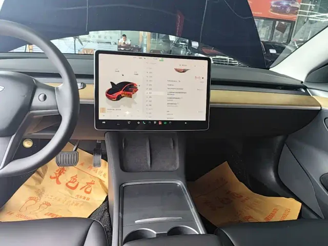 Tesla Model 3 — Фото автомобиля 12