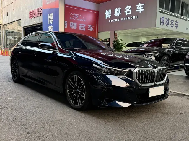 BMW 5 Series — Фото автомобиля 3