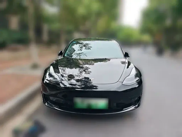 Tesla Model 3 — Фото автомобиля 2