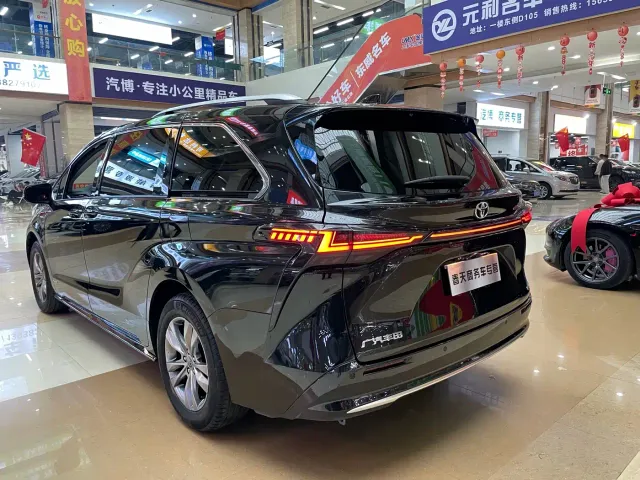 Toyota Sienna — Фото автомобиля 6